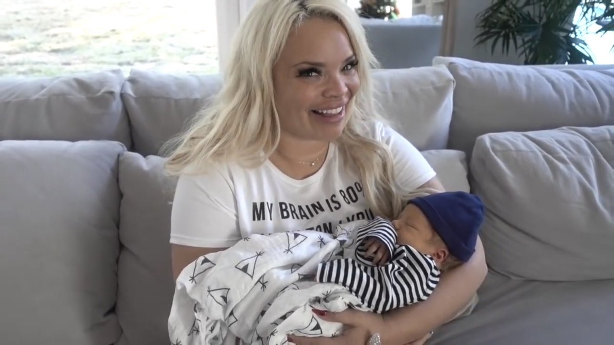 Kt_Lunsford's tweet photo. @trishapaytas I paused your vlog to get my dogs breakfast and outside in the freezing cold. Anyway, I came back and saw this and had to screen shot it! I have baby fever too... https://t.co/jSOJuVhjeC