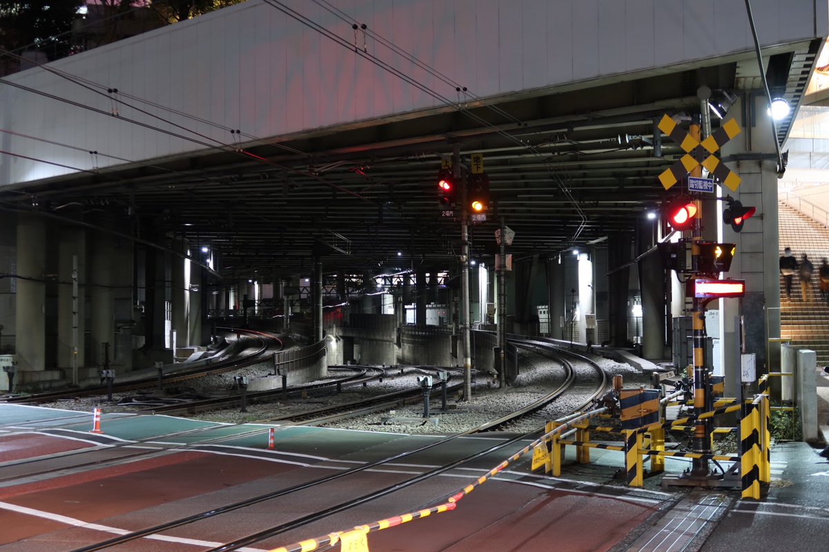 高坂優希 小田急小田原線南新宿参宮橋間にはかつて山谷駅がありました どちらの駅 からも近距離にあり利用者が少なかったため 1945年に休止されてそのまま翌年廃止となりました 1973年に南新宿駅が参宮橋寄りに移転してから山谷駅跡と 南新宿駅の距離は