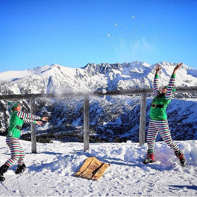 Nothing says "Merry Christmas" like two elves having a snowball fight on the top of a snow covered mountain... here's two of our fabulously mad chalet hosts @travellingrach and @matthewfrancis4860 getting that perfect Christmas shot on the highest point … bit.ly/2ELFAI3