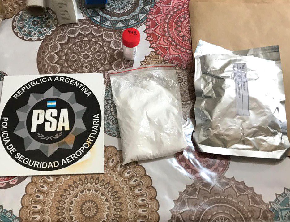 PatoBullrich's tweet photo. La encomienda venía de Bélgica con una droga de diseño 10 veces más potente que el LSD. Iba a #Rosario. @SeguridadPSA la interceptó en #Ezeiza  y mediante una entrega vigilada detuvo a 4 narcos. ¡Más controles para que la droga no llegue a los jóvenes! #ArgentinaSinNarcotráfico https://t.co/IKLHsyYD5S