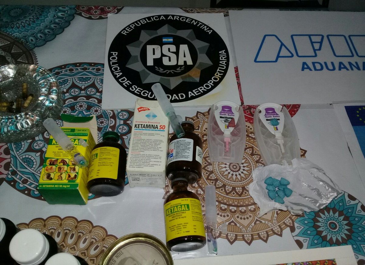 PatoBullrich's tweet photo. La encomienda venía de Bélgica con una droga de diseño 10 veces más potente que el LSD. Iba a #Rosario. @SeguridadPSA la interceptó en #Ezeiza  y mediante una entrega vigilada detuvo a 4 narcos. ¡Más controles para que la droga no llegue a los jóvenes! #ArgentinaSinNarcotráfico https://t.co/IKLHsyYD5S