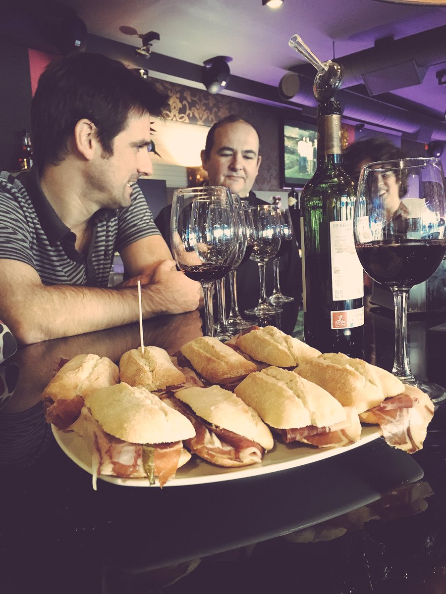 Bull_Host's tweet photo. Esta última ronda de los Bullhost-ers va por ti. Disfruta estas fiestas y zorionak! https://t.co/HVMQp9qlIs