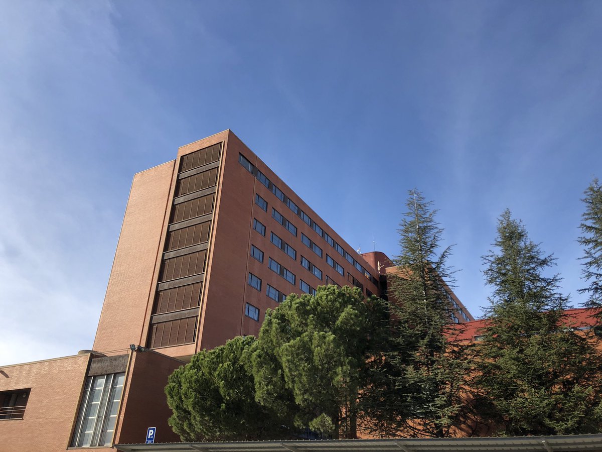 He tenido que ir al hospital a visitar a un gran amigo y tengo que reconocer a todos los servidores públicos que trabajan estos días para que el resto disfrutemos. Gracias por cuidarnos y protegernos,  #sanitarios, #policías, #guardias, #emergencias 
Y a quienes trabajan hoy 😘😘