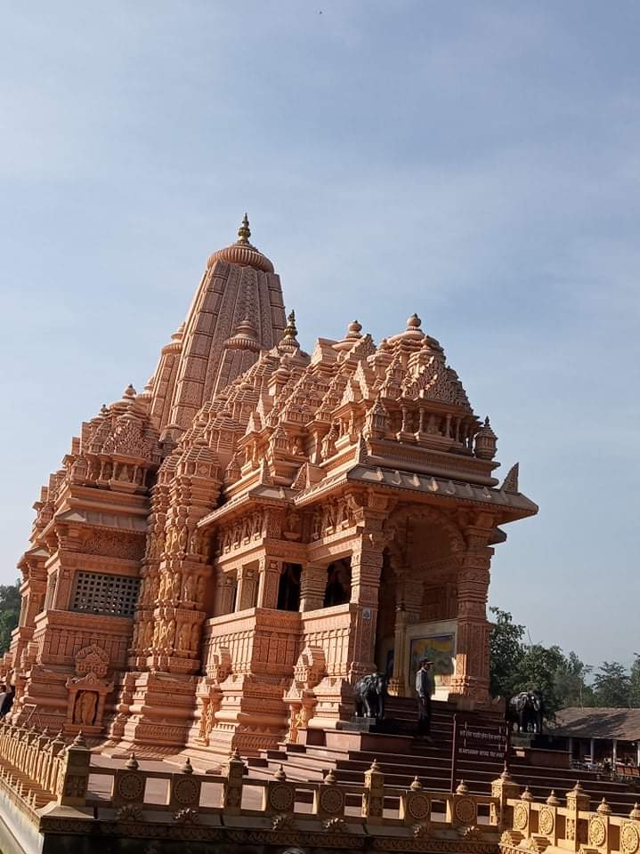 diwapyak's tweet photo. #ShashwatDham
Couldn't miss this corporate 'temple'--of the country's only billionaire as we roamed around!
#CGDham #Nawalparasi #Nepal #travel https://t.co/Y982L744X7