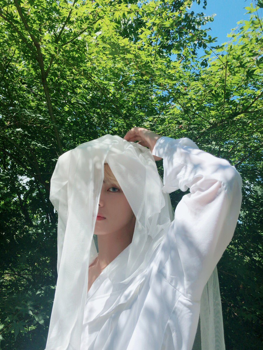 YOLO_kookv's tweet photo. 🌿이런게 사진만 붙여 놔도 서사 완성🌿 https://t.co/O2UdWwBgN4
