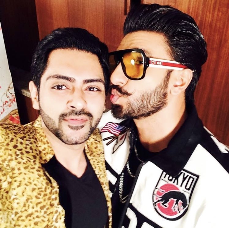 RanveeriansFC's tweet photo. PIC #2 Ranveer Singh with Anchor #Karansinghchabra #Simmbapromotions #4DaysToSimmba ❣️
‘ There can't be a crazier and talented guest than @RanveerOfficial ! Coincidently We have met only on Mondays and what better dose of energy to start Ur week with the powerhouse himself!!!’ https://t.co/U0PUftYGfr