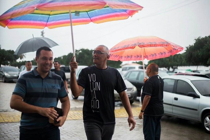 PazFortalezaCE's tweet photo. Manhã de chuva em Fortaleza. ☔ Nossos voluntários estavam prontos para te receber da melhor forma
#CultoDeNatal
#PazChurchFortaleza https://t.co/AhLjDVWsbV