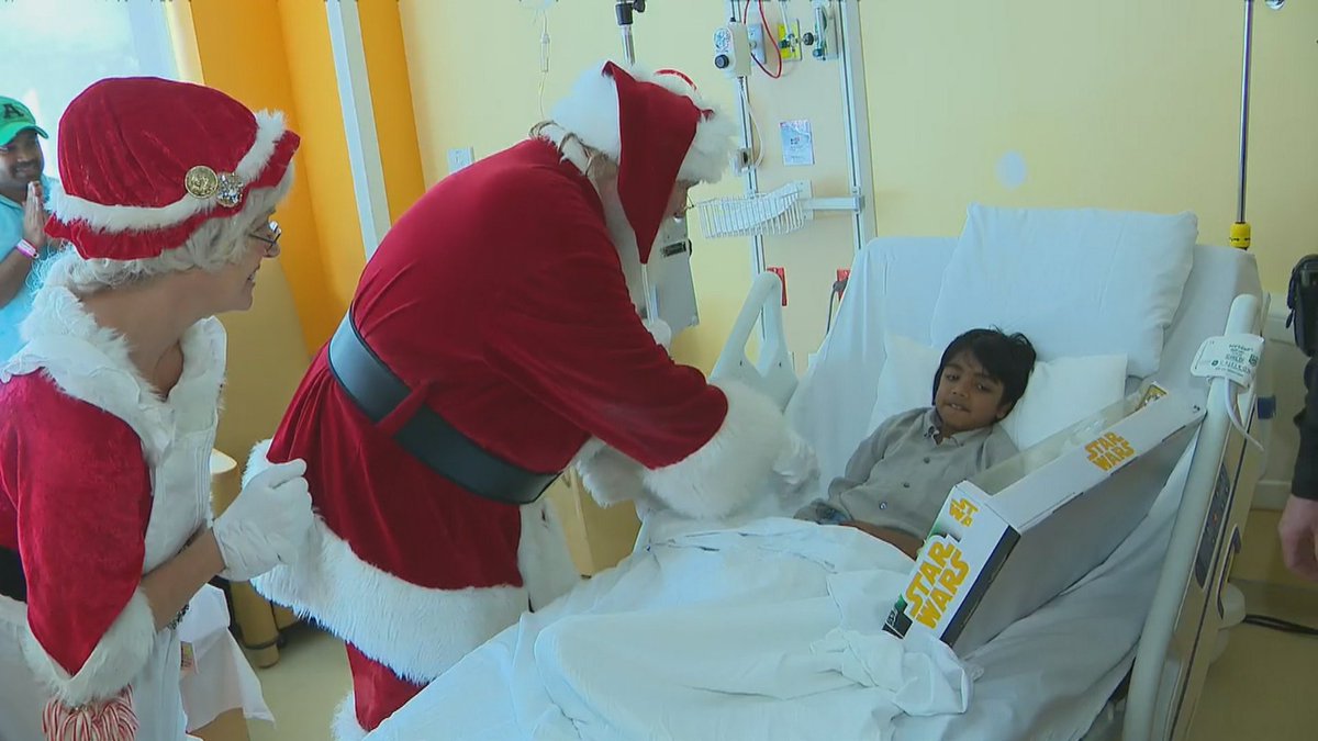 Miramar police officers bring Christmas cheer to children's hospital bit.ly/2Lzo4ay https://t.co/uF4YEx28Ey