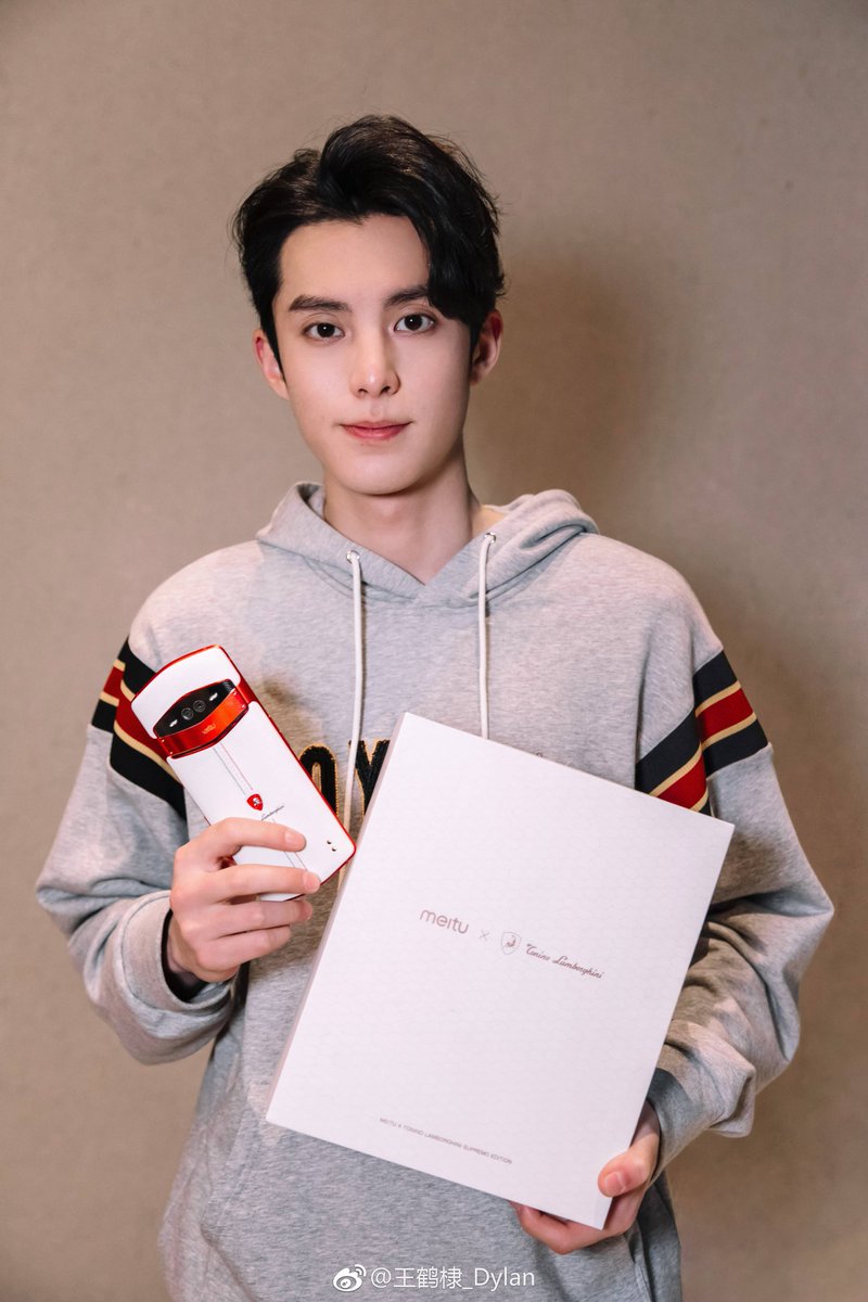 Dylan__Updates's tweet photo. Dylan Wang weibo update

Dylan: I have prepared a limited edition of the Italian travel book and the new Mito V7 Lamborghini family. Are you ready to go together? Forwarding has a chance to get! 

#DylanWang #王鹤棣 #WangHeDi https://t.co/Gzmd4XFFVC