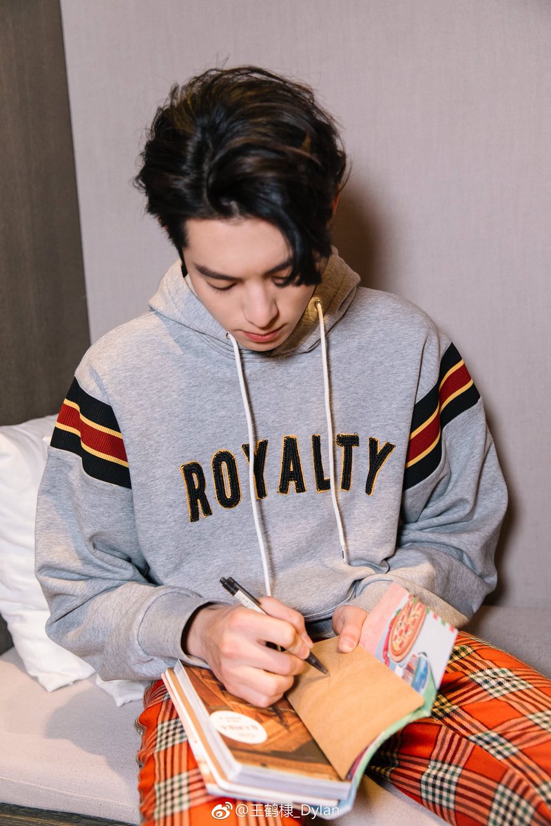 Dylan__Updates's tweet photo. Dylan Wang weibo update

Dylan: I have prepared a limited edition of the Italian travel book and the new Mito V7 Lamborghini family. Are you ready to go together? Forwarding has a chance to get! 

#DylanWang #王鹤棣 #WangHeDi https://t.co/Gzmd4XFFVC