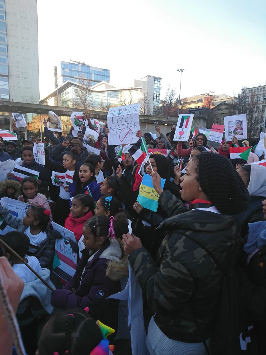Dxua_'s tweet photo. Manchester people really showed up I’m so proud Wallahi 🇸🇩 ❤️
#sudan_revlots 
#SudanUprsing 
#مدن_السـودان_تنتفض 
#SudanProtests https://t.co/kiaQ0LqNmb