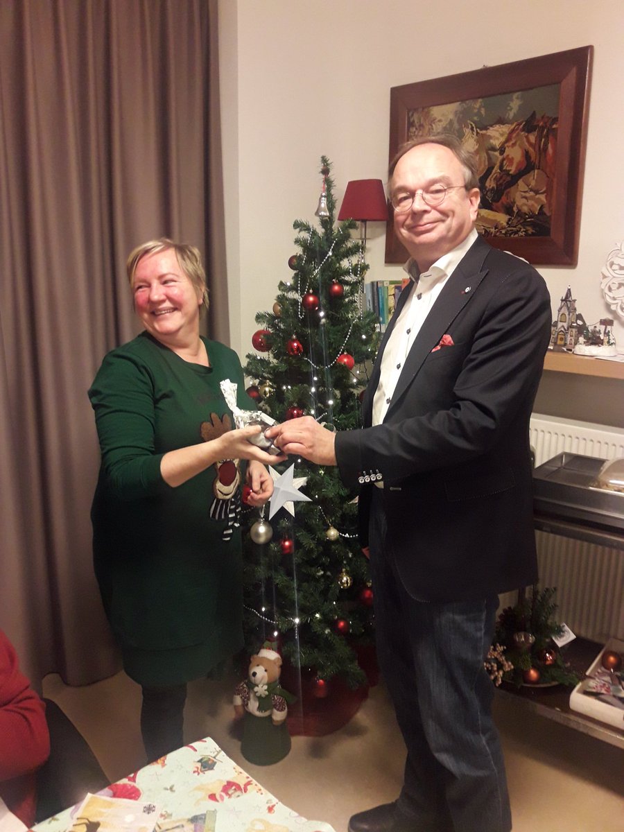 laurentdevries's tweet photo. Op #kerstavond bezoek ik alle locaties van @Viattence om de medewerkers te bedanken voor hun inzet. #kerstkransjes https://t.co/PnEAGkIXGA
