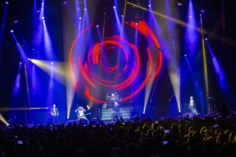 loosplat's tweet photo. #defleppard Hysteria UK tour - catching amazing lighting designed  - big rock show meets art house - by Kenji Ohashi,. Lighting equipment supplied by @HSLGroup https://t.co/DYzqoM0CrK
