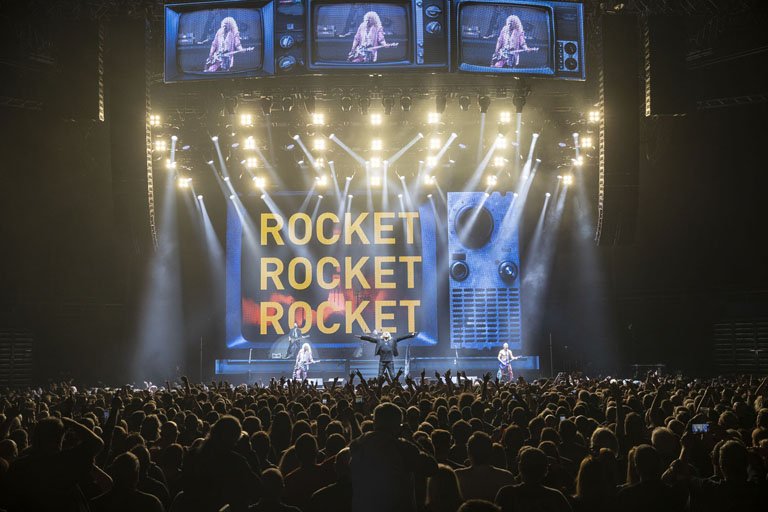 loosplat's tweet photo. #defleppard Hysteria UK tour - catching amazing lighting designed  - big rock show meets art house - by Kenji Ohashi,. Lighting equipment supplied by @HSLGroup https://t.co/DYzqoM0CrK