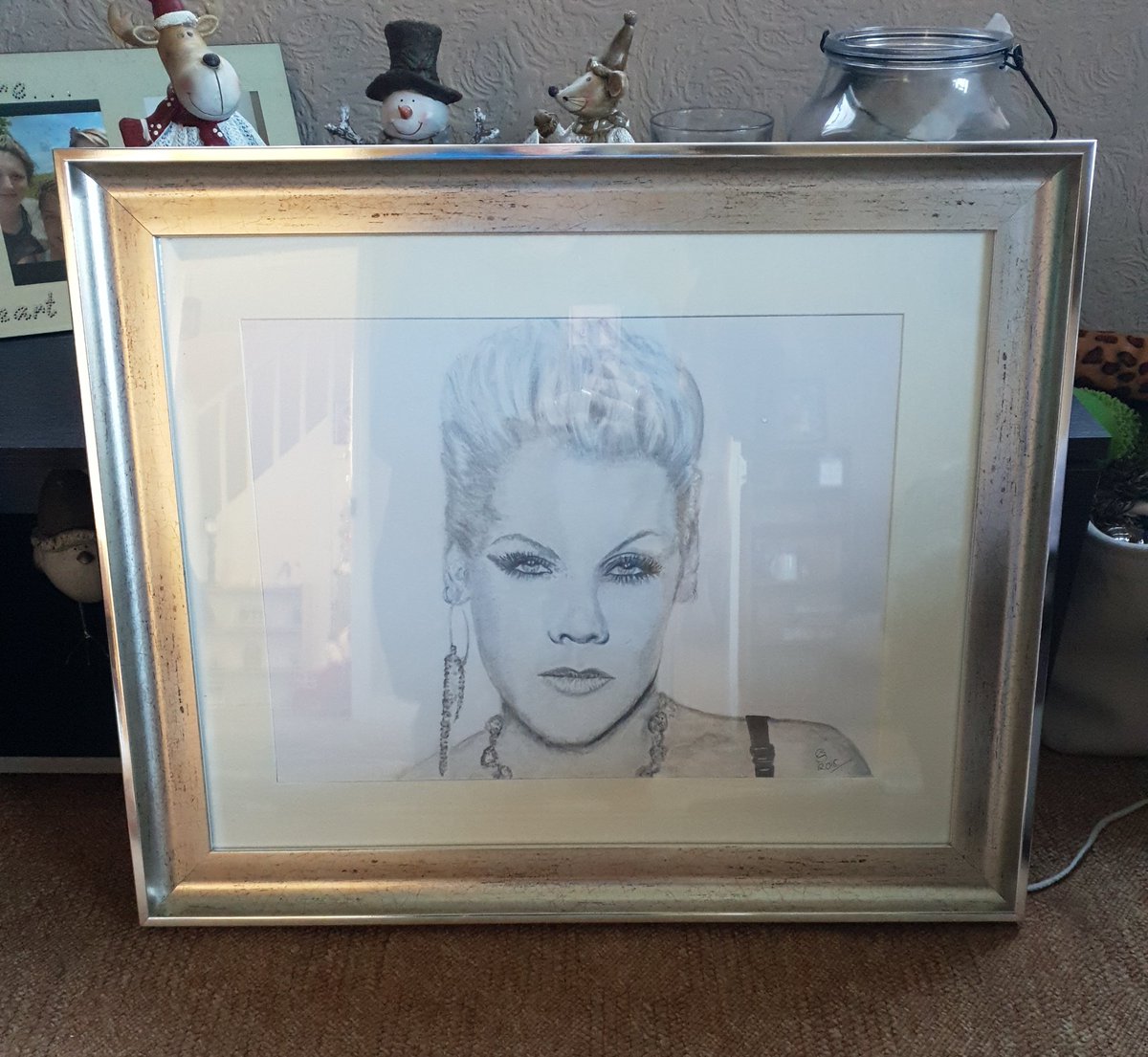 Kete_Mel's tweet photo. Early Christmas present ...... Best one ever......An amazing drawing of @Pink...I burst into tears 😍😍 #christmaspresent #Pink #lovepink #fanart #amazing https://t.co/MGOubDu0Ym