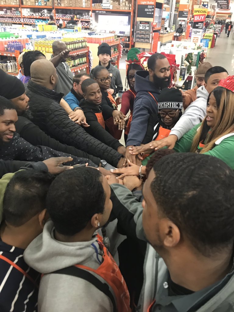 SamanthaChanoi1's tweet photo. Christmas Eve pep rally! #1238Springfield https://t.co/AKDaGxIf91