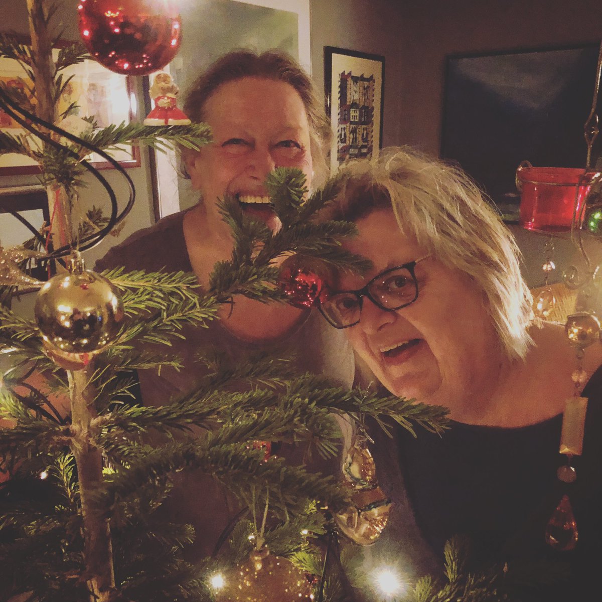 Vi på Teaterfabrikken vil ønske alle våre samarbeidspartnere, betjenting og ikke minst publikum en riktig god jul og et godt nyttår! Året 2019 kommer det til å skje mye gøy hos oss, så her er det bare å stålsette seg for et knall-år! God jul, hilsen Astrid og Synnøve❤️