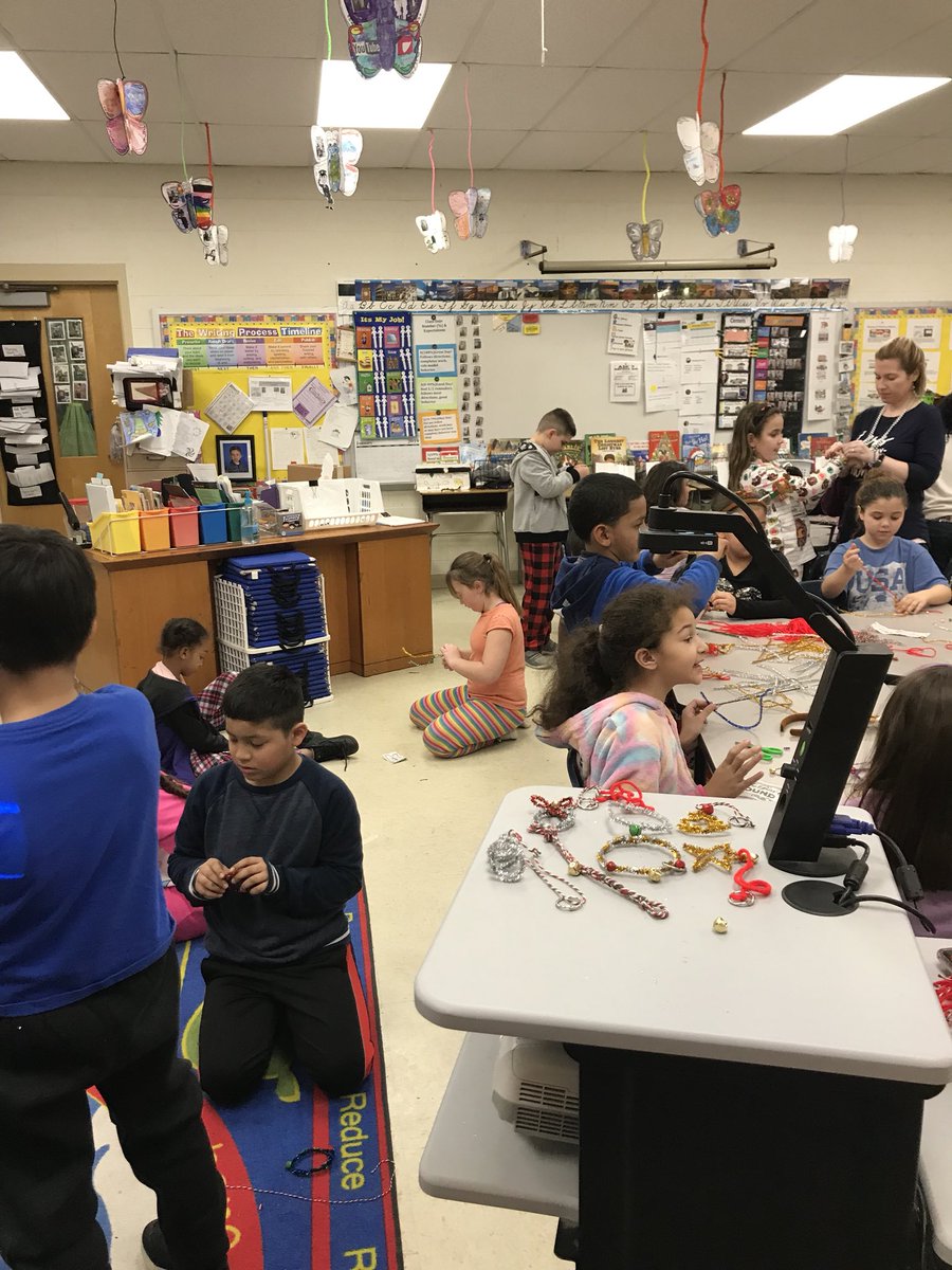 sgrace0908's tweet photo. Holiday ornament craft activity ❤️ https://t.co/jK23QTHgdf
