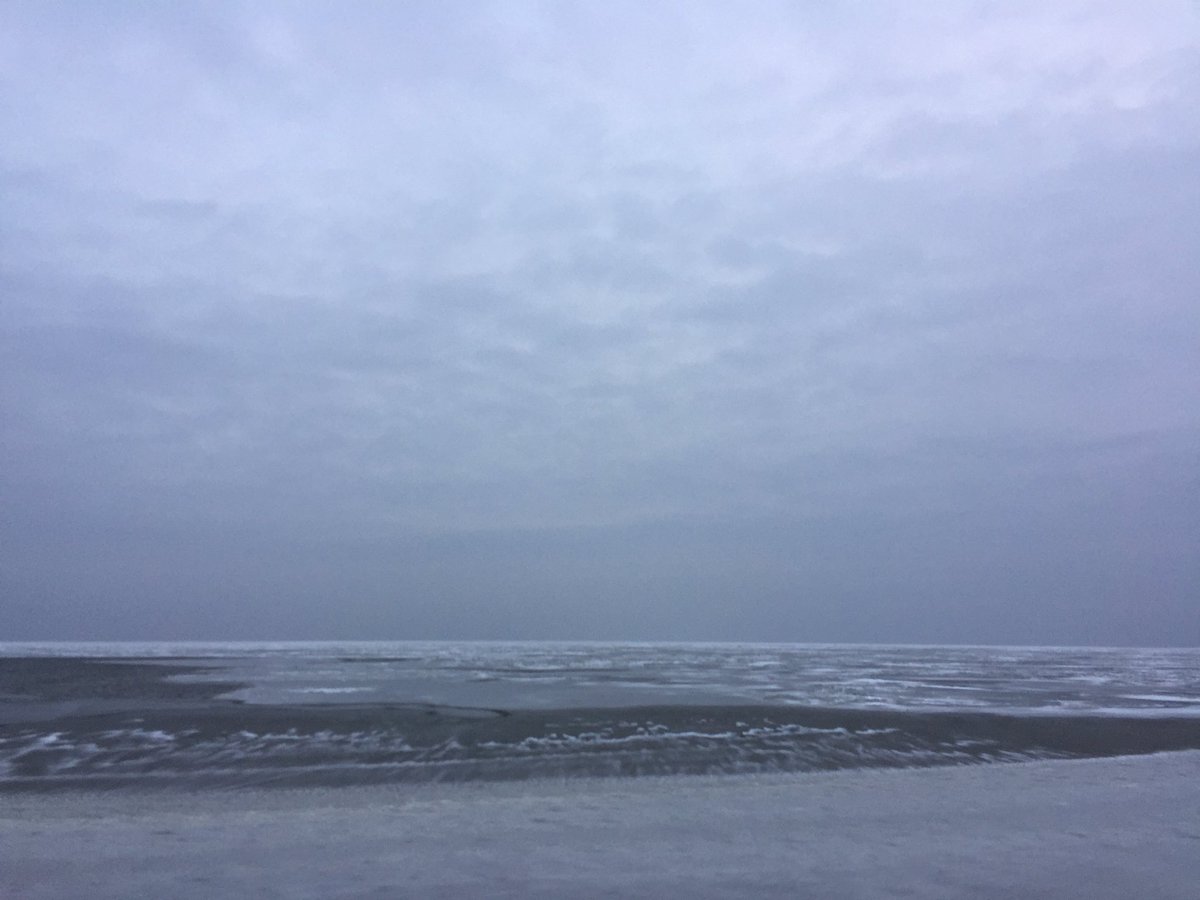 's tweet image. When the peninsula is an island of sea and national borders and they are freezing over #curonianspit #islands