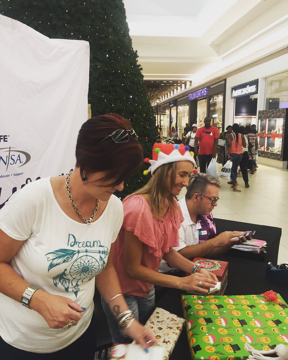 ilsebotha2018's tweet photo. #christmasproject No. 3: Help a Charity. So we chose @CANSA with Andries Du Perez and the #giftwrapping project to raise funds for CANSA Highveld. Thank you for everyone who supported this initiative in the #middelburgmall in #mpumalanga. #cancerassociationofsouthafrica #illybs https://t.co/LcHg5BXlGb