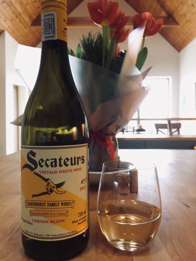 AngieYWine's tweet image. A wee glass of this @aabadenhorst #Secateurs Chenin is the perfect refreshment after beach #walkies🐾   
Such a great value wine #loveit #winelover #drinkbetterwine #alwaystimeforaglassofwine