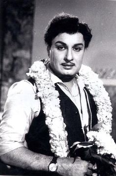 CSKSurya07's tweet image. இருந்தாலும் மறைந்தாலும் பேர் சொல்ல வேண்டும் இவர் போல யார் என்று ஊர் சொல்ல வேண்டும்.

என் இதயதெய்வத்தின் முப்பத்தி ஒன்றாவது நினைவு நாள். என்றும் வாழ்வில் கடைபிடிக்கும் கொள்கைகளின் மூலம் அவர் நீங்காவது நிறைந்திருப்பர்......