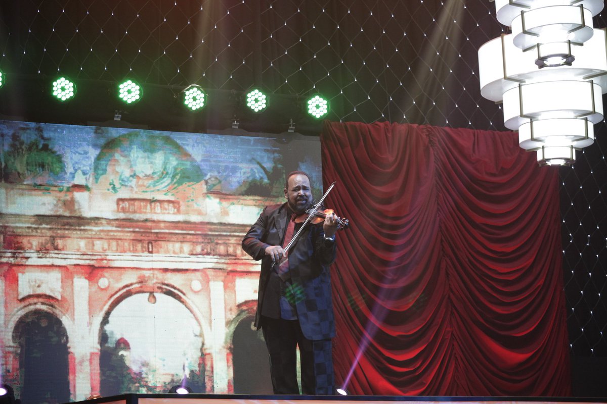 BandaGigante's tweet photo. Al violín fue dedicado el 2do programa, que prestigió la figura de Rafael Lay. Con el tema “Pare cochero”, dos generaciones de violinistas, el Maestro Lázaro Dagoberto y William Roblejo mostraron la interacción que la música puede propiciar cuando se interpreta con autenticidad. https://t.co/VVwJdQG2Hg