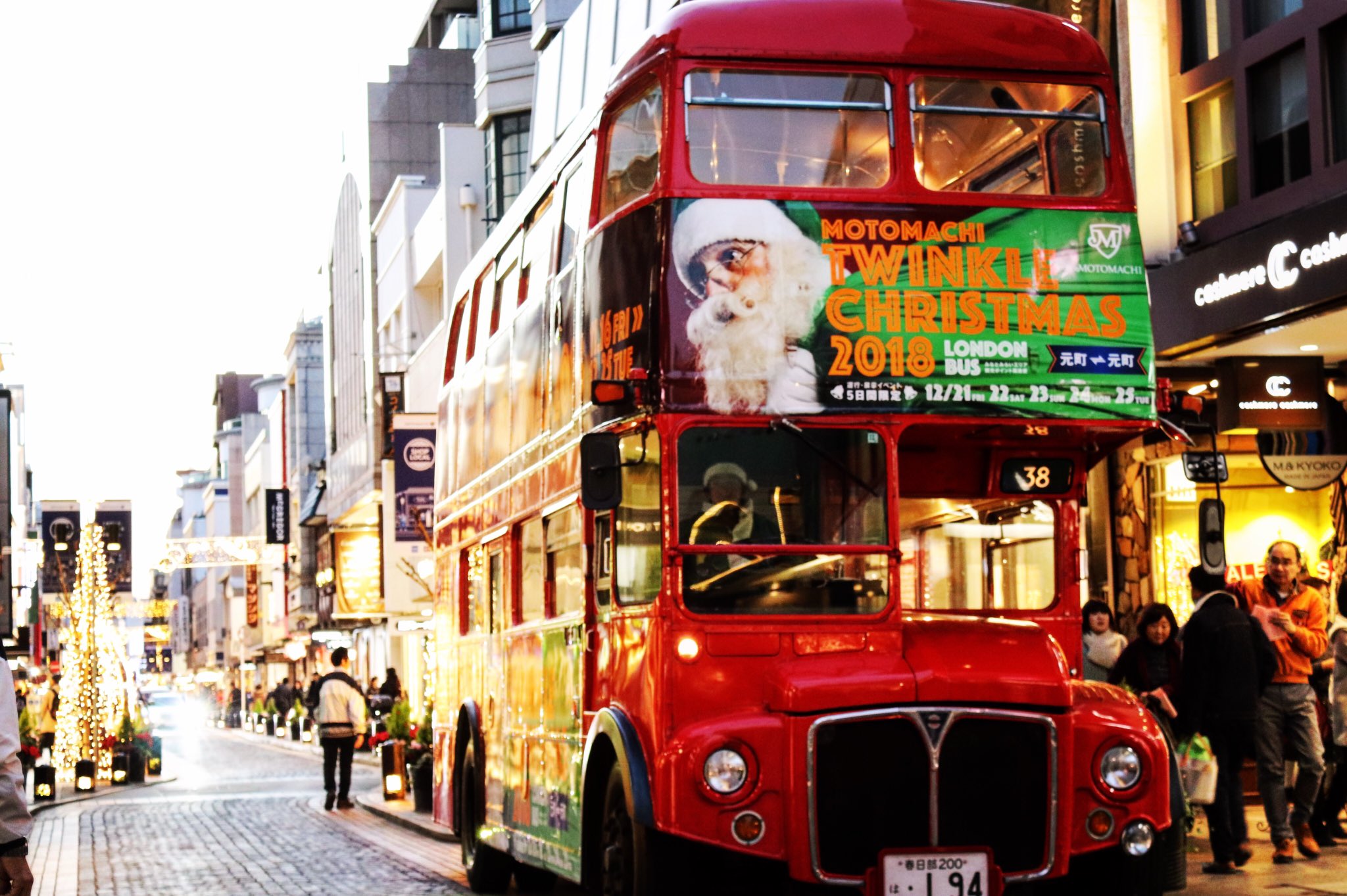 公式 横浜元町shopping St 多くの方が クリスマスイベントを今日までに済ませているようですが 横浜元町は 平日休み組にもちゃんとクリスマスを お届けします ロンドンバスも ショップローカルも グリーンサンタに会えるのも 明日まで 平日休み