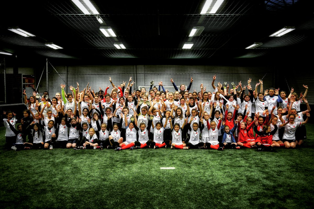 dlmnsvideo's tweet photo. La famille @LadysSoccer 2018 pour la lutte contre la Leucémie. Bravo les petites footeuses 📽 #ls2018 #football #leucemie #ladyssoccer https://t.co/3QVxaj7BhP