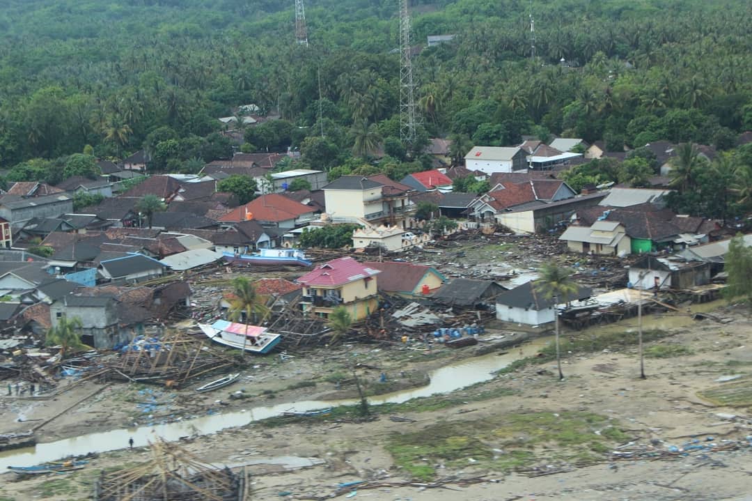 susipudjiastuti's tweet photo. Ini adalah kondisi pesisir Sumur, Labuan, dan Anyer pasca bencana yang dipantau dari pesawat udara Susi Air. https://t.co/F0qxcj5tyW