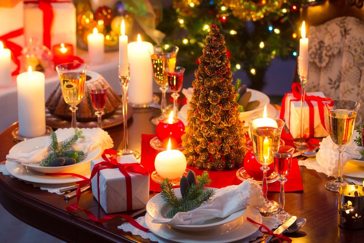 Canada's tweet photo. Christmas Eve, at last! For many Canadians, December 24 means gathering with loved ones, preparing a feast, and for those who celebrate the “réveillon”, it means opening presents at the stroke of midnight. 🎁 https://t.co/4y9qgl56dg
