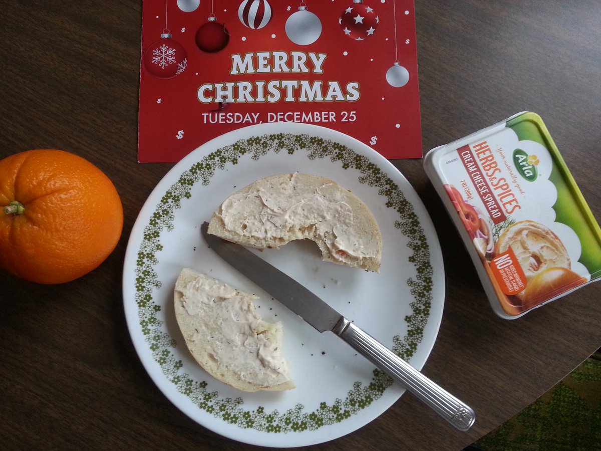 Skibatz's tweet photo. #MerryChristmasEve #breakfast @ArlaFoodsUS #ArlaCreamCheese spread #delicious Any products I've had from #Arla are sooo good #Cheese #unprocessed #NoPreservatives #NaturalGoodness From #Denmark via #Wisconsin #HappyHolidaysToAll #Rejoice #MondayMotivation #OnABagel 🥯🎄🎀🎁❄️🍊 https://t.co/Ax2VU666AF