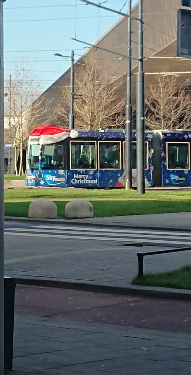 Teuta_Metra's tweet image. Glittery tram 🚋 #Rotterdam #xmasmood
