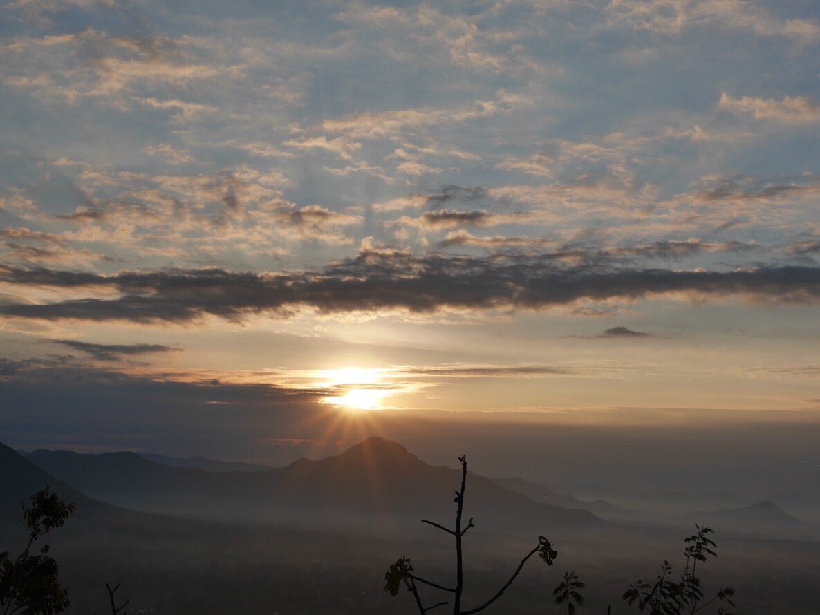 NANA121035's tweet photo. รอพระอาทิตย์ขึ้นที่ภูทอก เชียงคาน จังหวัดเลย🌥 #ภูทอก #เชียงคาน #เลย #พระอาทิตย์ #รีวิวไทยแลนด์ #รีวิวเลย #รีวิวเชียงคาน #ReviewThailand #reviewchiangKham #รีวิวภาคเหนือ https://t.co/OBCcDM2klz