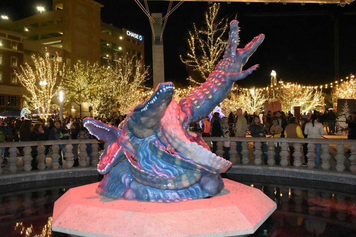 mrtipton33's tweet photo. Our City is so beautiful and the forward progress won’t be and shouldn’t be stopped! 
Merry Christmas and Happy Holidays y’all, May your day be fulfilled with love, generosity and those whom you can’t live without! 
#ElPaso #MerryChristmas2018 https://t.co/IdCVOINiIy