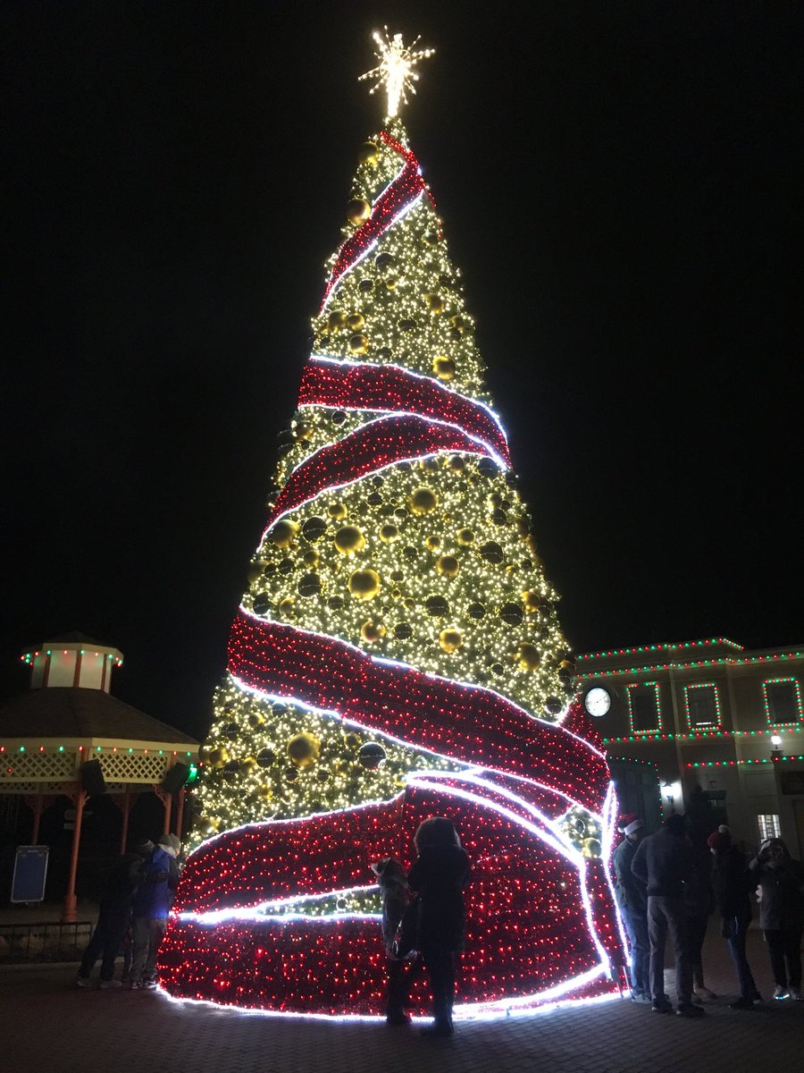 michelehana's tweet photo. #SixFlagsGA where ur not too old to tell Santa what you want #HolidayInThePark #Illinois #Christmas2018 https://t.co/J0j2KVaB5v