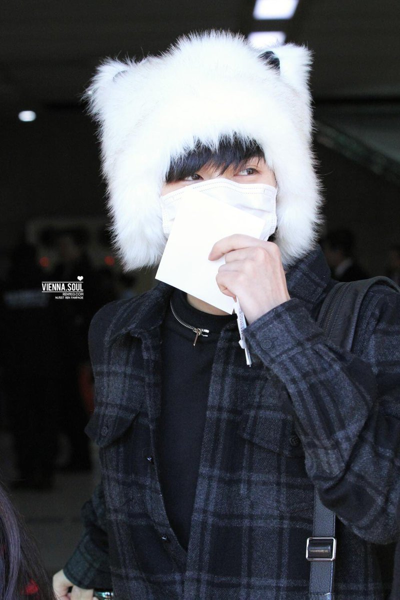 timetoren's tweet photo. 141225 입국 #민기 #렌 https://t.co/mk1FaaNtSG