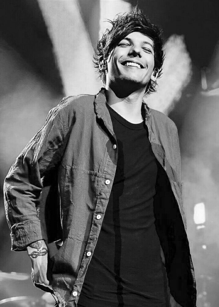 OneD_Lou's tweet photo. nem acredito que esse bebe já ta fazendo 27 aninhos
Happy Birthday sun 
#HappyBirthdayLouis https://t.co/YxqbEbTshS
