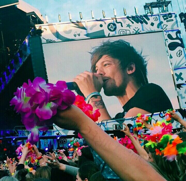 OneD_Lou's tweet photo. nem acredito que esse bebe já ta fazendo 27 aninhos
Happy Birthday sun 
#HappyBirthdayLouis https://t.co/YxqbEbTshS