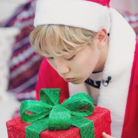 98chan2's tweet photo. サンタさん待ってますおやすみなさい🎅🏻 https://t.co/ijez2FfxL4