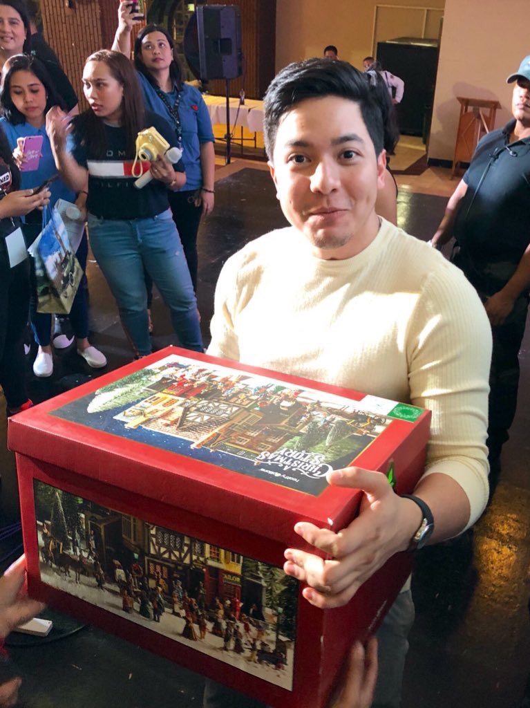 Yang tataa may pag recycle ng gift box bang naganap Mumshie and Paps? 😂 #ALDUBMerryAndLove