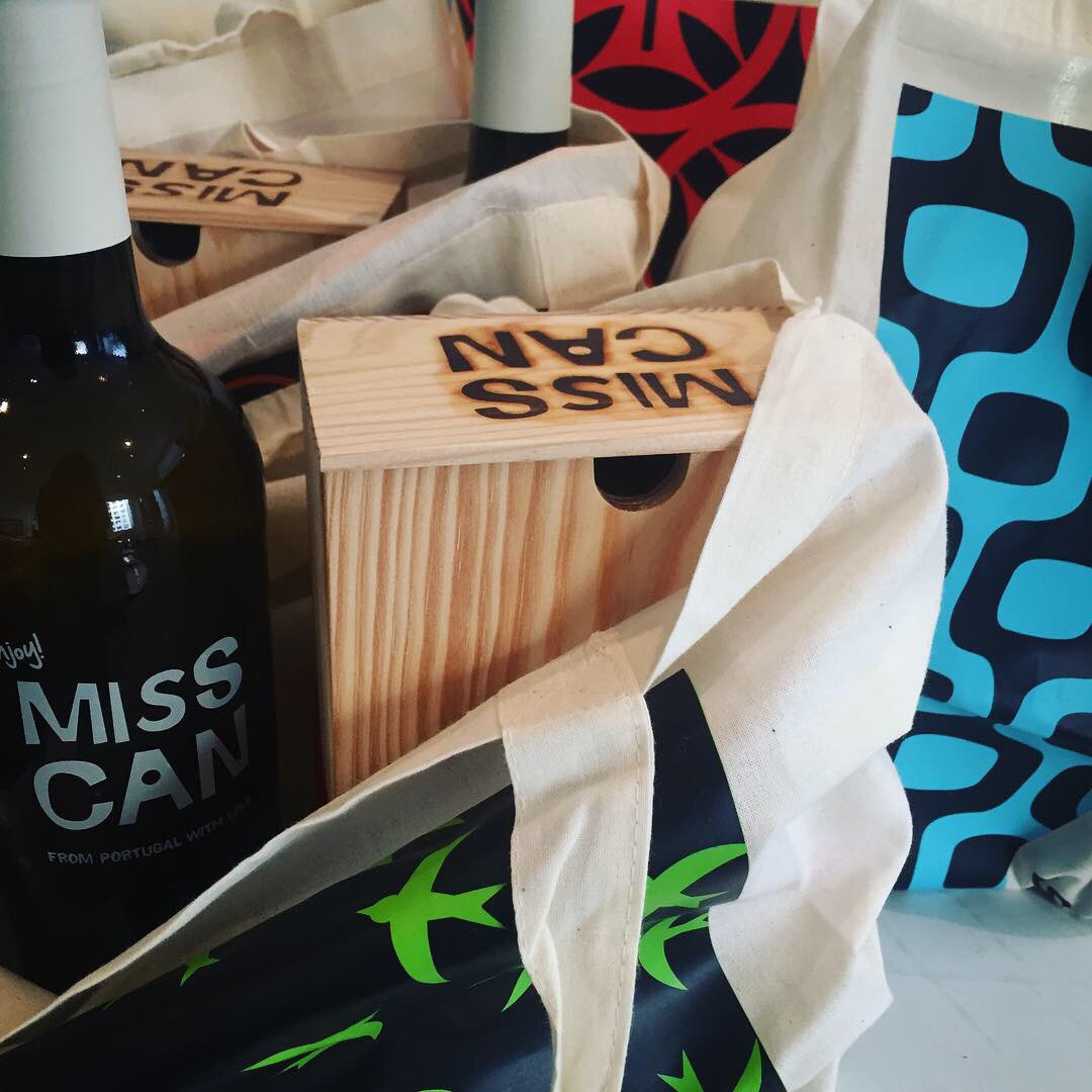 MissCanFood's tweet photo. Cabazes de Natal para os colaboradores da @prestigioforbrands 😍
.
#MissCan #prestigioforbrands #natal #conservas #cannedfish #tinnedfish #wine #vinho #montedoiro #xmas #greatmoments #enjoy https://t.co/pqGY6Y4s7h