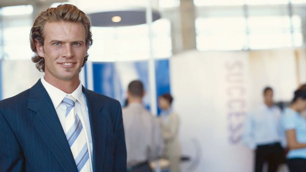 TheOnion's tweet image. Businessman Goes Home For The Holidays To Network With Family trib.al/nNoqKSc