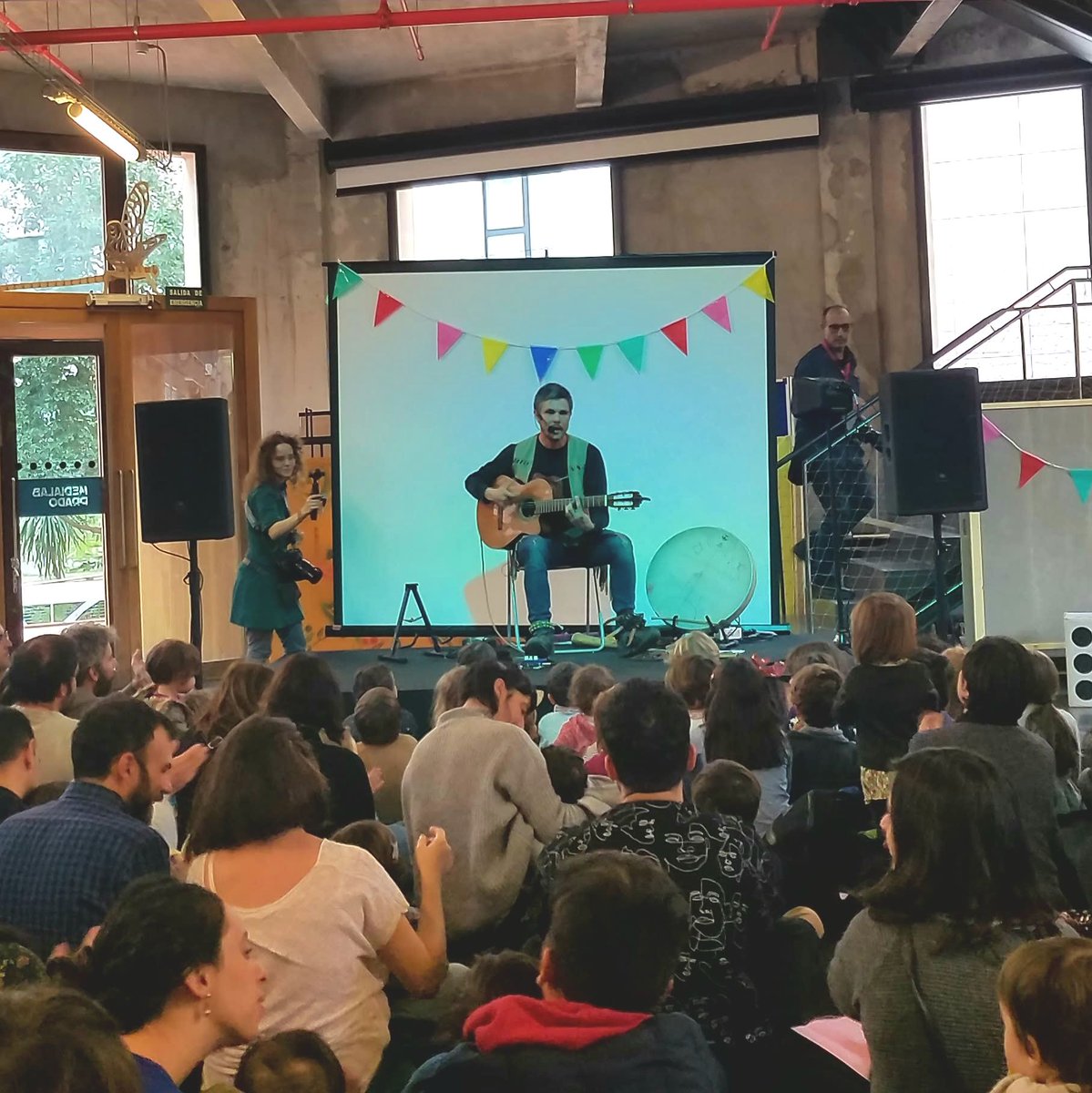 beatrizmerida's tweet photo. Manu Rubio "Yo soy ratón" en su concierto para chicos y grandes en @MedialabPrado #unañoenundia #laboratoriociudadano #manurubio #yosoyraton @yosoyratonmusica https://t.co/vO80fRAxrf