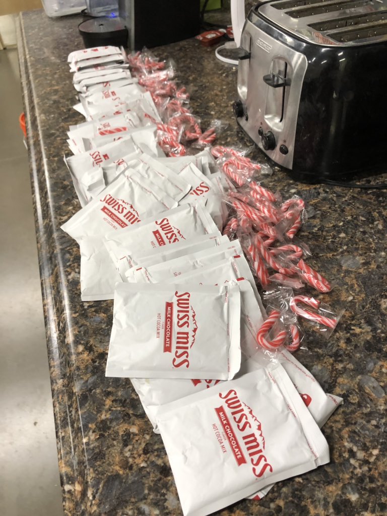 0528Voa's tweet photo. Christmas Elves @MckinneyHDepot wishing the BEST associates in the 🌎a Very Merry Christmas 🎁🎄 🎅🏻⭐️🎁🎄@JoshEdwardsTHD @JoshAkeTHD @gabegarciaHD @JackieWoodR Thanks to all y’all for making this team awesome #OrangeDynamite💥 https://t.co/aBJhb5iV3R