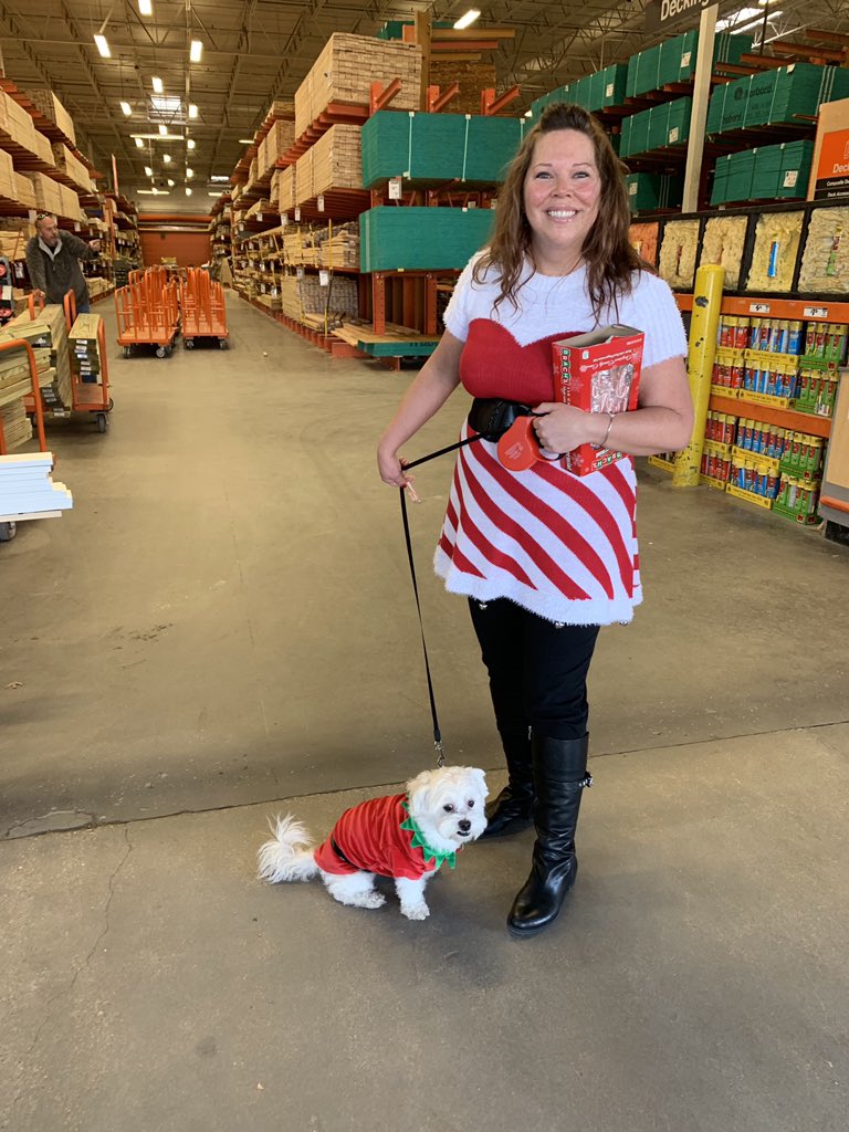 0528Voa's tweet photo. Christmas Elves @MckinneyHDepot wishing the BEST associates in the 🌎a Very Merry Christmas 🎁🎄 🎅🏻⭐️🎁🎄@JoshEdwardsTHD @JoshAkeTHD @gabegarciaHD @JackieWoodR Thanks to all y’all for making this team awesome #OrangeDynamite💥 https://t.co/aBJhb5iV3R