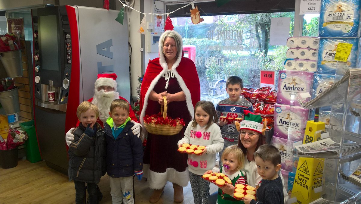 PhilWat69243784's tweet photo. Been out visiting Thatcham station road and it's great see our colleagues being festive and pulling together at this busy period! Well done and Merry Christmas to all the team#beingcoop https://t.co/KsfmiZzz0m