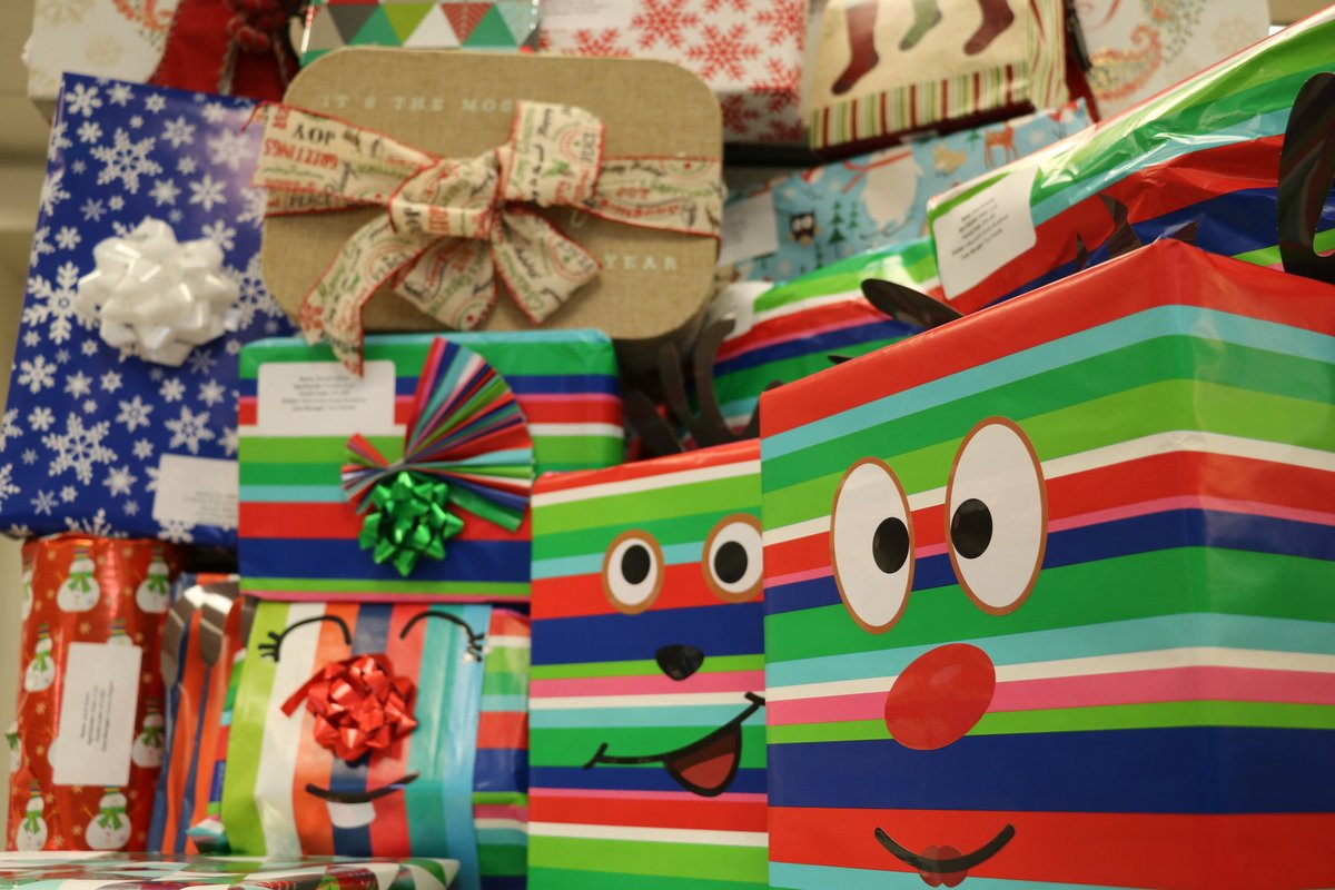 NYCService's tweet photo. Secret Snowflake engages #volunteers from @nycgov &amp; companies like @MizuhoAmericas to support thousands of NYC children in need during the holiday season. 

Learn how you can get involved in similar programs: https://t.co/OoshgSK0Lc,

#UnityThroughService #GoodforNYC https://t.co/VTOz6K2q4w