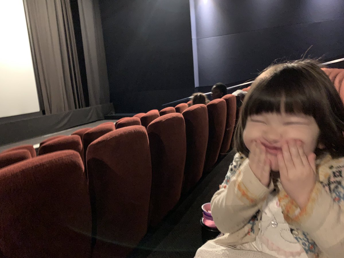 𝖸𝗈 𝖮𝗄𝖺𝖽𝖺 En Twitter 今朝 子供向け映画上映会に行ってきた 娘にとって初めての映画館 子供 3 約4円 大人無料と良心的料金 Stick Man 邦題 こえだのとうさん という有名な絵本が原作で クリスマスらしい良いお話だった 上演時間30分弱で幼児に