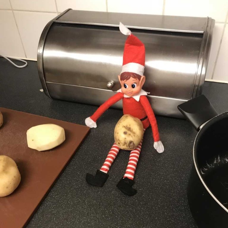 ComIntCare's tweet photo. HAPPY CHRISTMAS EVE, EVERYBODY 🎉😁
#HelpfulElf couldn't wait to start prepping the roast potatoes for Christmas dinner at Abshot Road! 🍽️ https://t.co/e3NF3jde5e